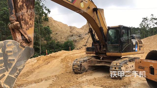 液压泵舱室正面整体（整机外观）