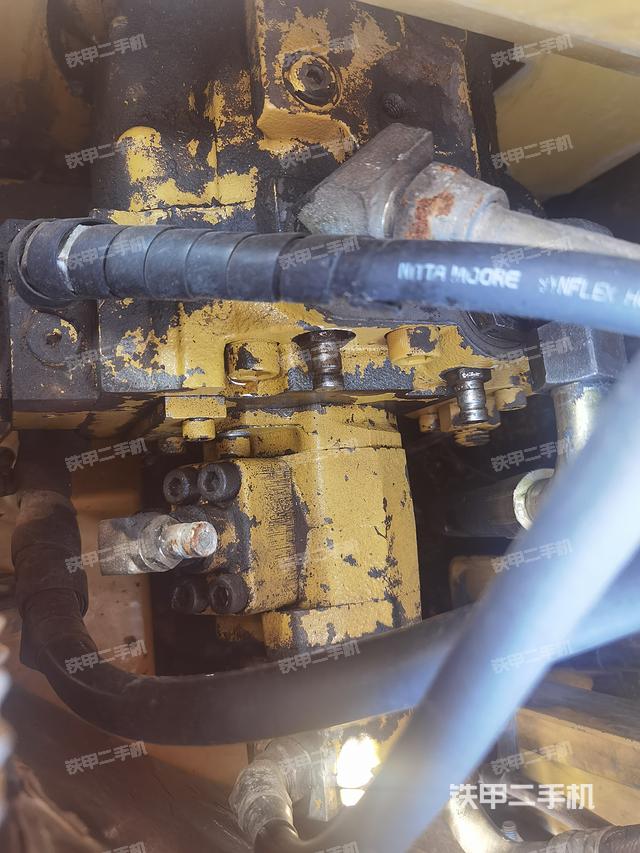 液压泵舱室正面整体（整机外观）