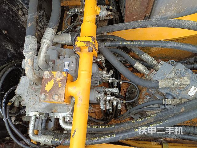 回转马达和主控阀（整机外观）