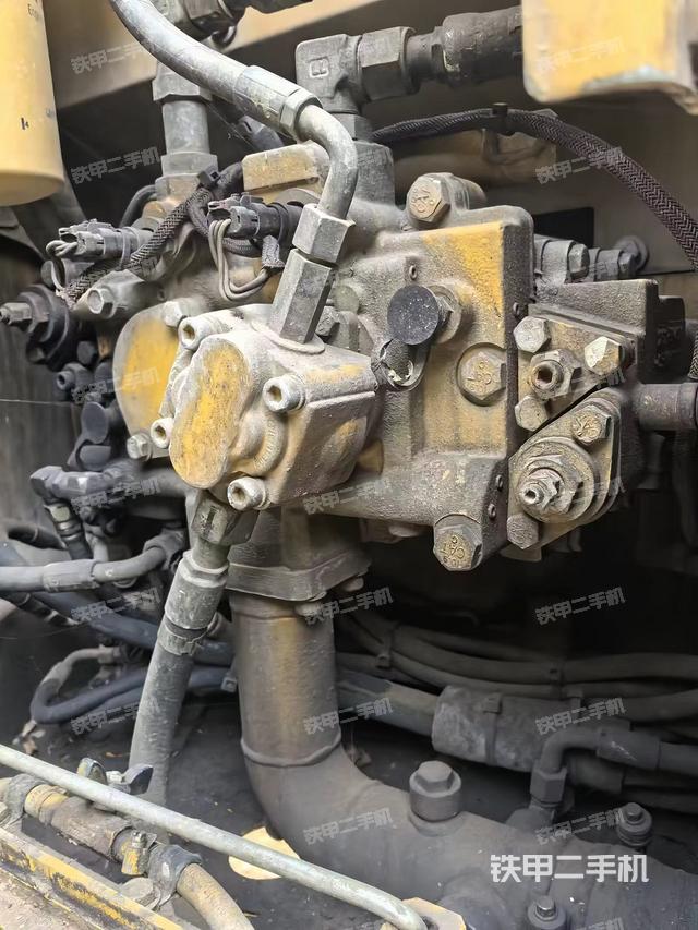 液压泵舱室正面整体（整机外观）