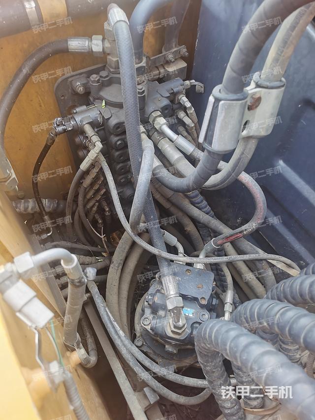 回转马达和主控阀（整机外观）