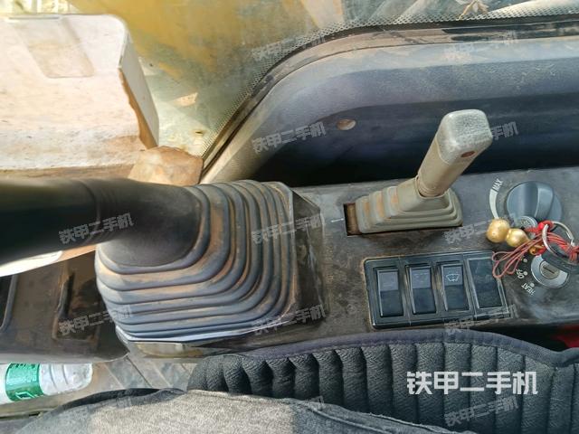 座椅右側(cè)控制臺/鑰匙門/油門/含右手柄(駕駛室部分) 座椅右側(cè)控制臺/鑰匙門/油門/含右手柄(駕駛室部分)