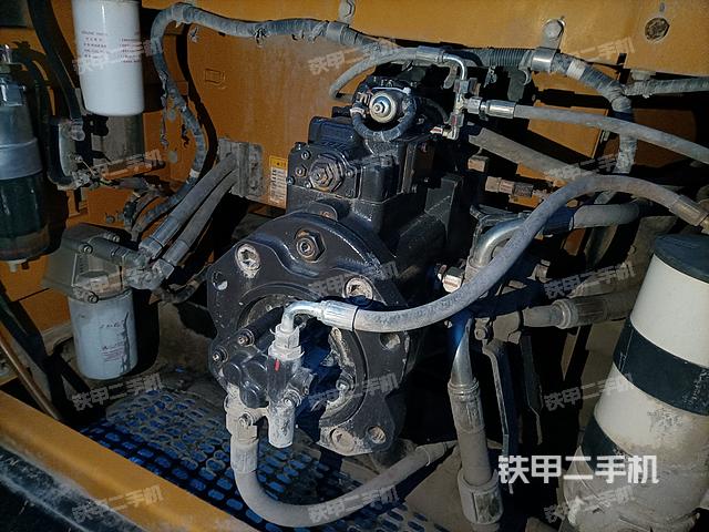 液压泵舱室正面整体（整机外观）