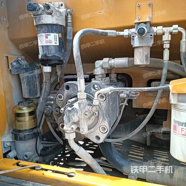 液压泵舱室正面整体（整机外观）