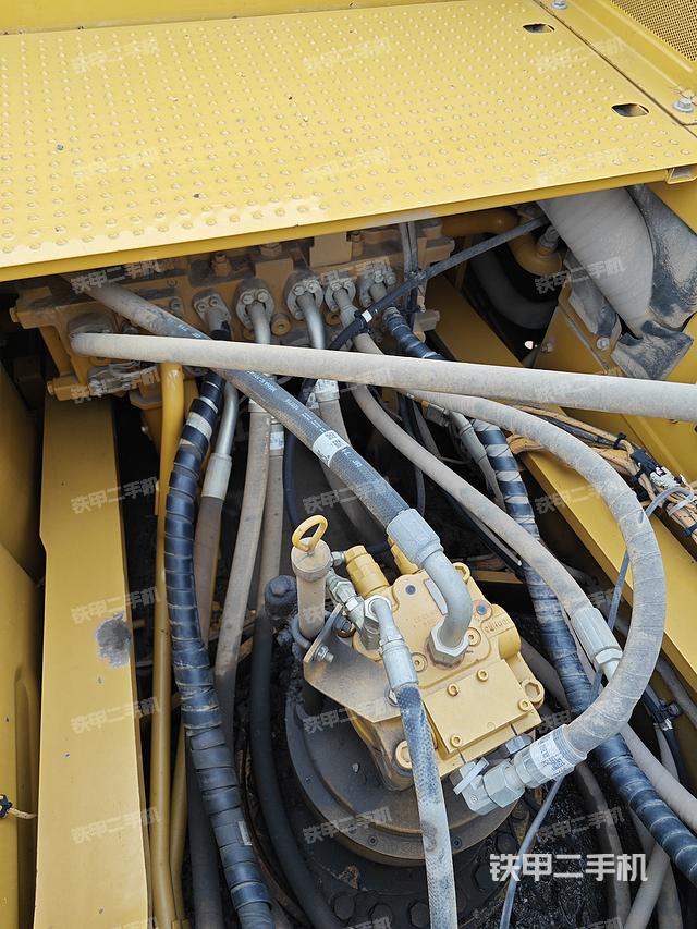 回转马达和主控阀（整机外观）