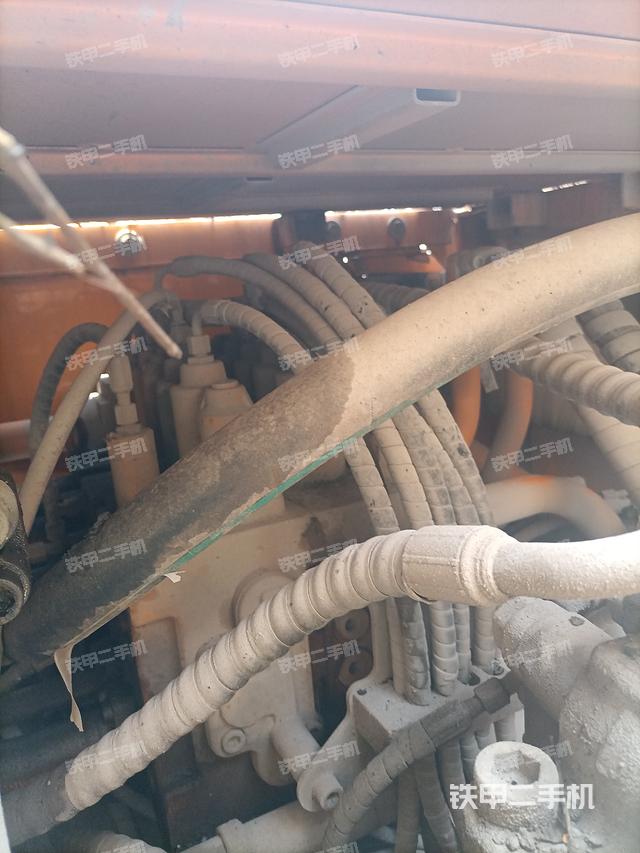 回转马达和主控阀（整机外观）