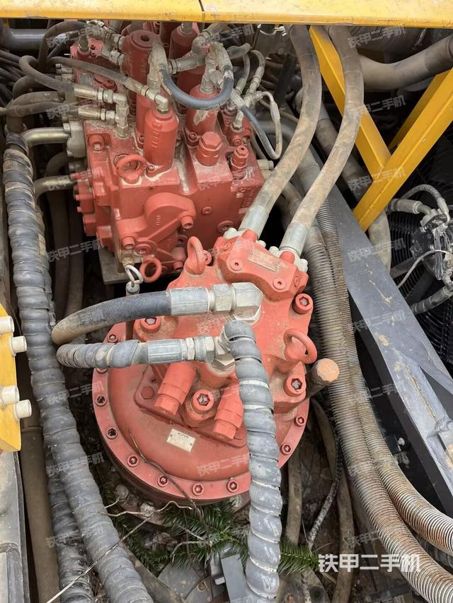 回转马达和主控阀（整机外观）