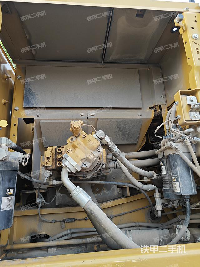 液压泵舱室正面整体（整机外观）