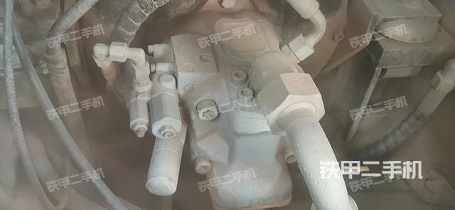 液压泵舱室正面整体（整机外观）