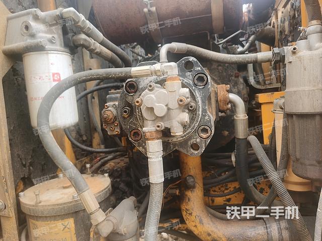 液压泵舱室正面整体（整机外观）