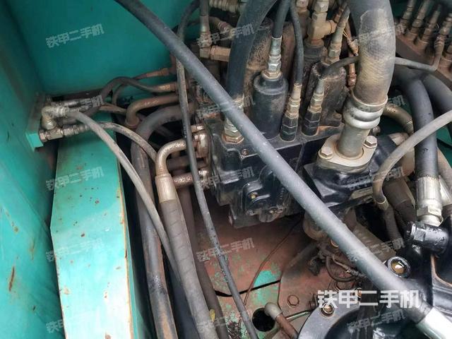 回转马达和主控阀（整机外观）