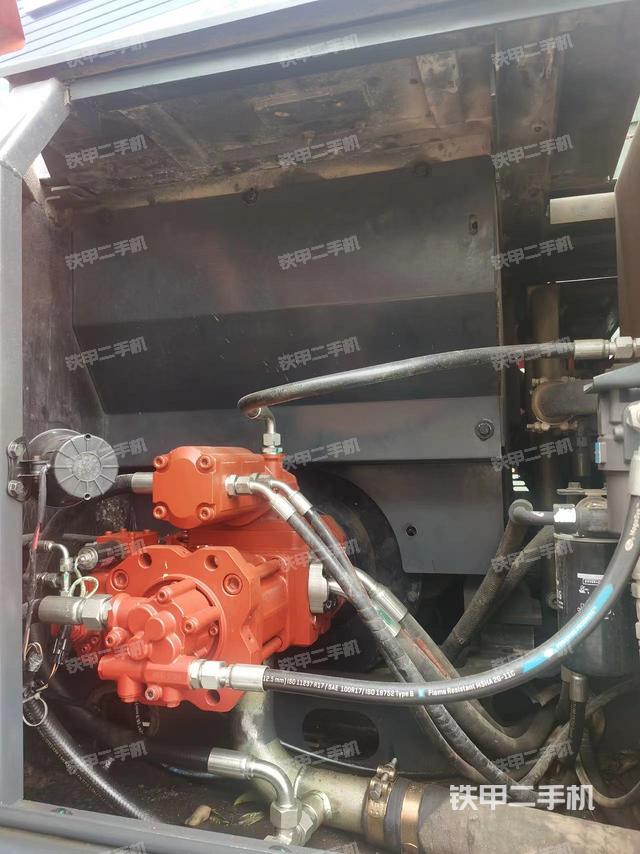 液压泵舱室正面整体（整机外观）