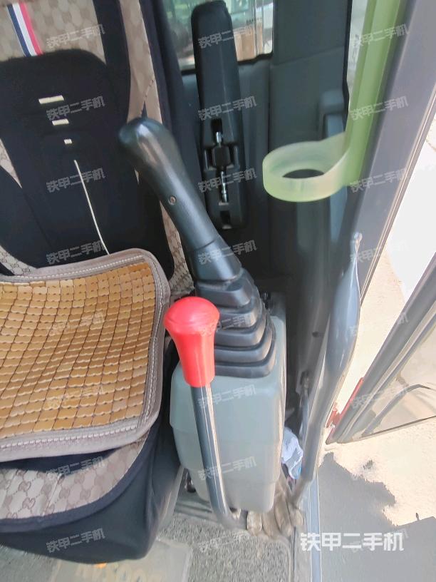 座椅左侧控制台/音响/含左手柄（驾驶室部分）