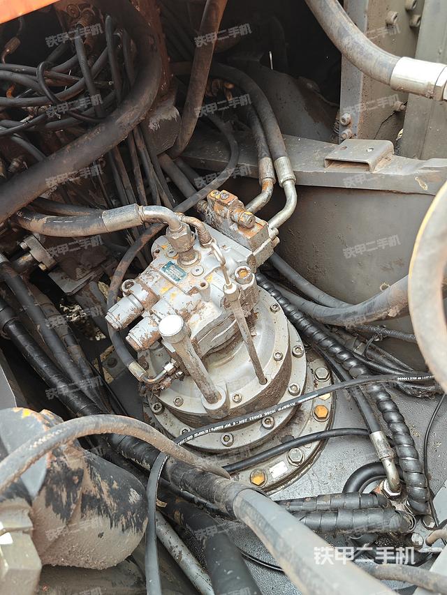 回转马达和主控阀（整机外观）