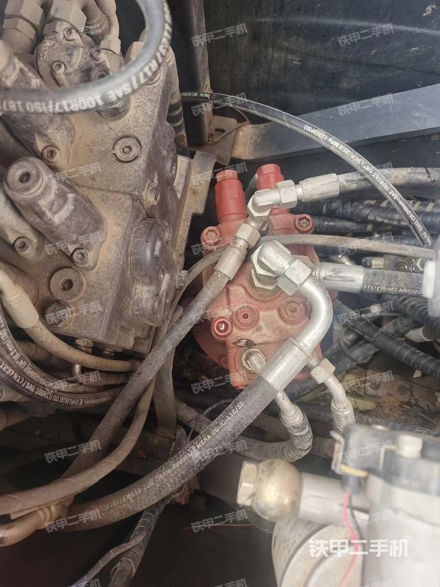 回转马达和主控阀（整机外观）