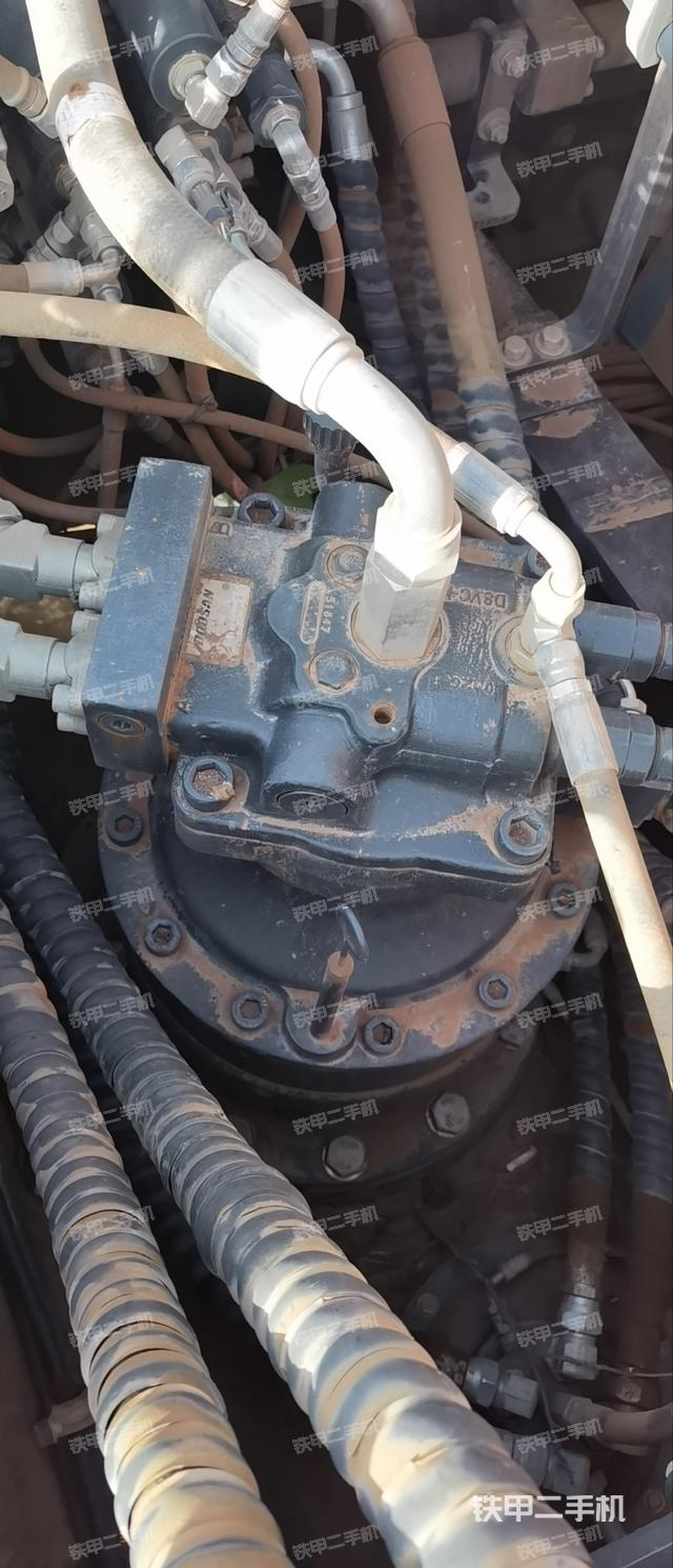 回转马达和主控阀（整机外观）