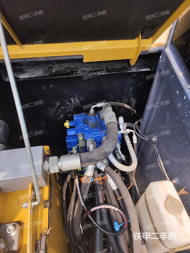 回转马达和主控阀（整机外观）