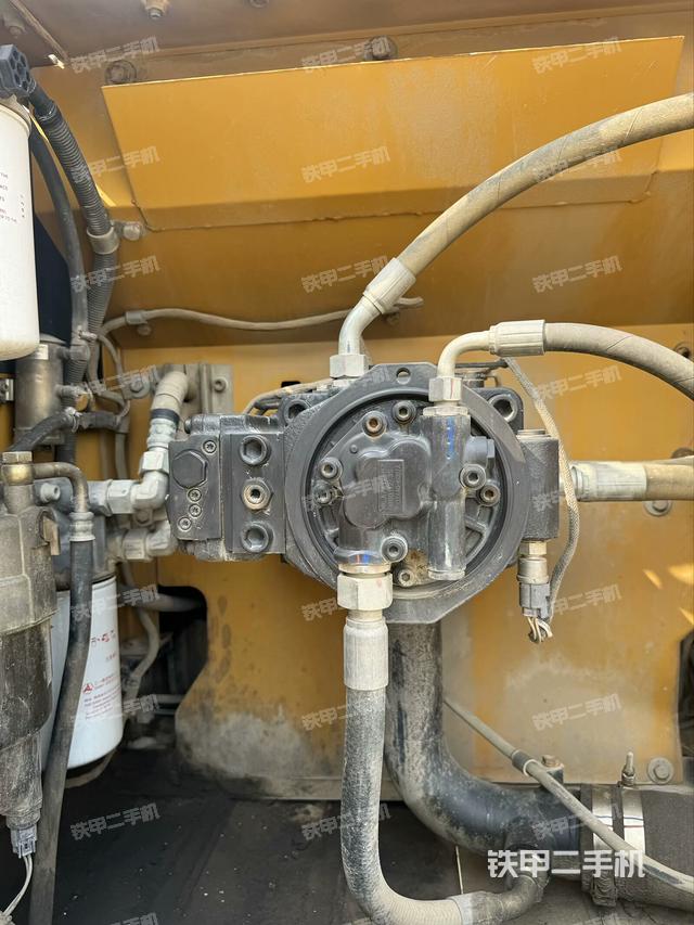 液压泵舱室正面整体（整机外观）