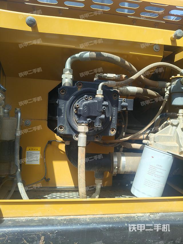 液压泵舱室正面整体（整机外观）