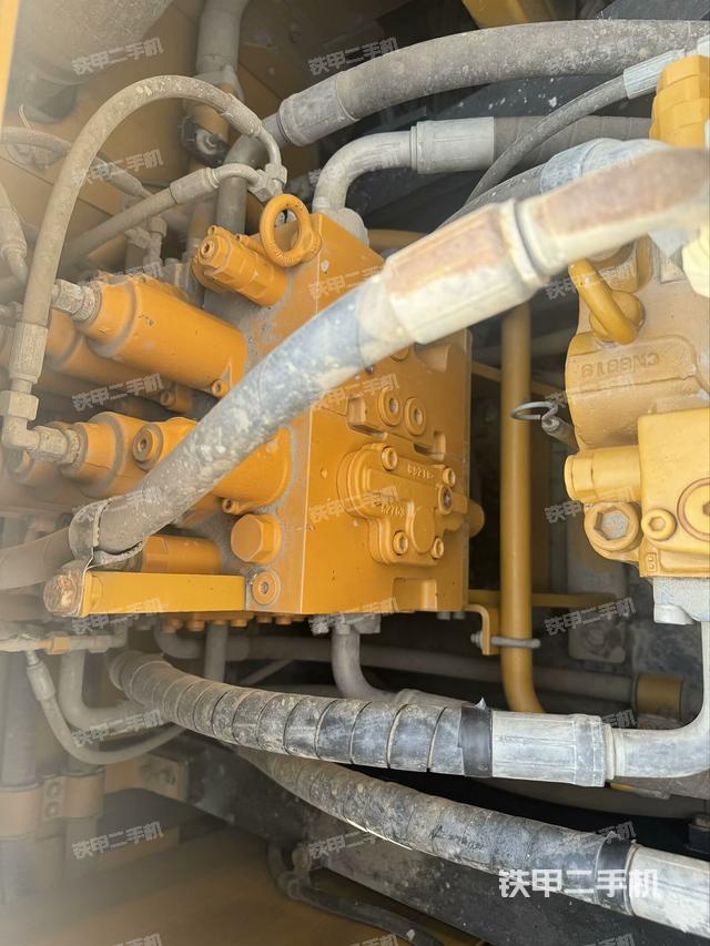 回转马达和主控阀（整机外观）