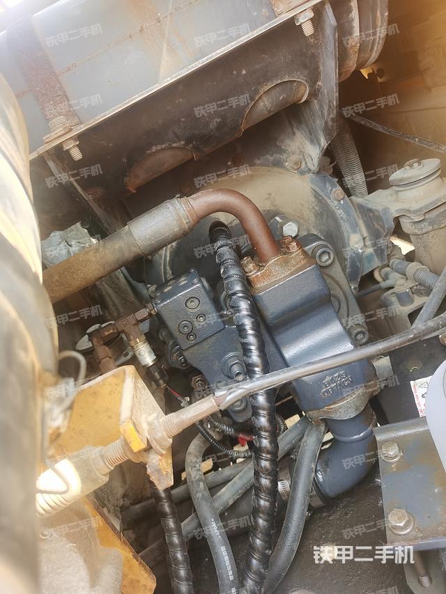 液压泵舱室正面整体（整机外观）