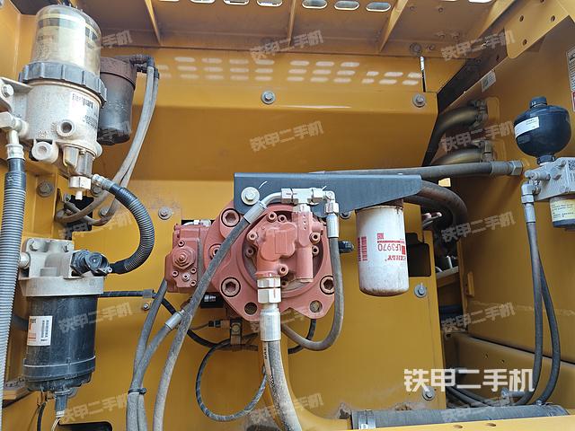 液压泵舱室正面整体（整机外观）