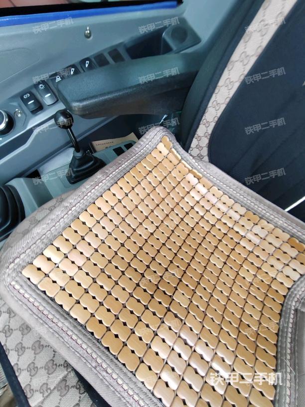 行走控制手柄和踏板 俯拍（驾驶室部分）