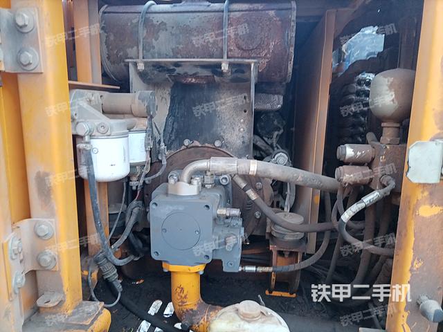 液压泵舱室正面整体（整机外观）