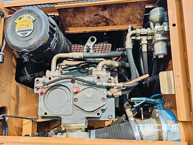 液压泵舱室正面整体（整机外观）