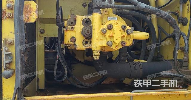 液压泵舱室正面整体（整机外观）