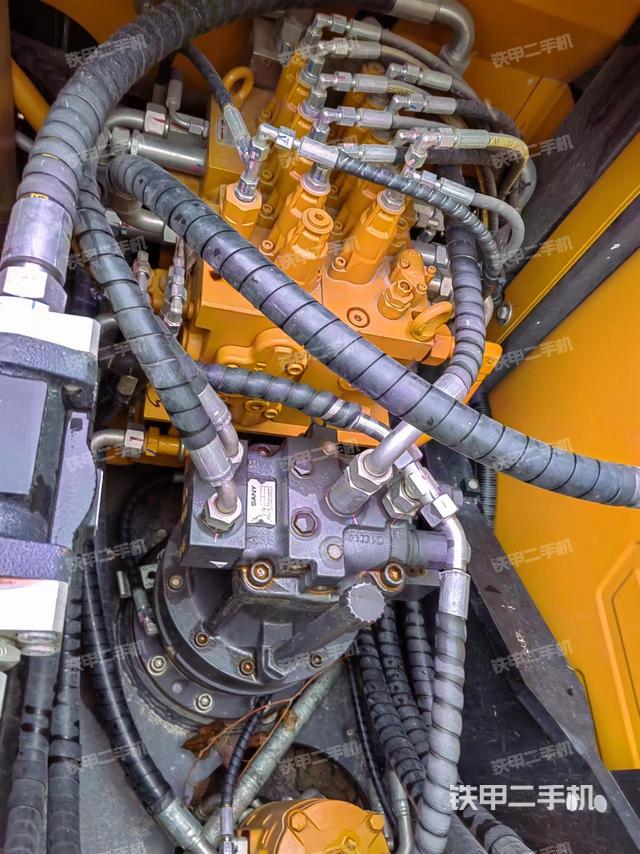 回转马达和主控阀（整机外观）