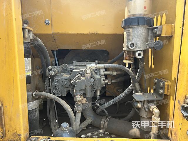 液压泵舱室正面整体（整机外观）