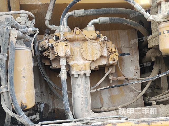 液压泵舱室正面整体（整机外观）