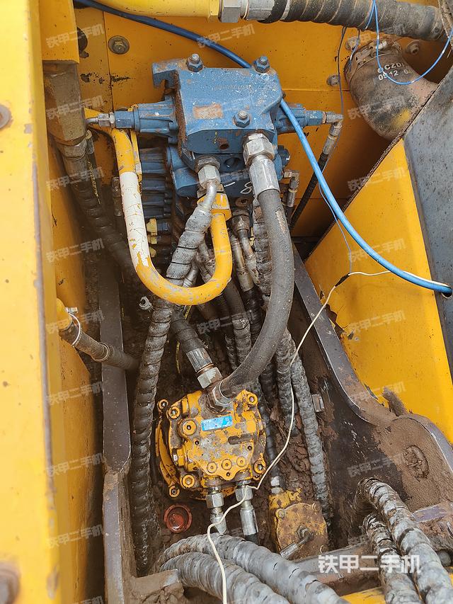 回转马达和主控阀（整机外观）