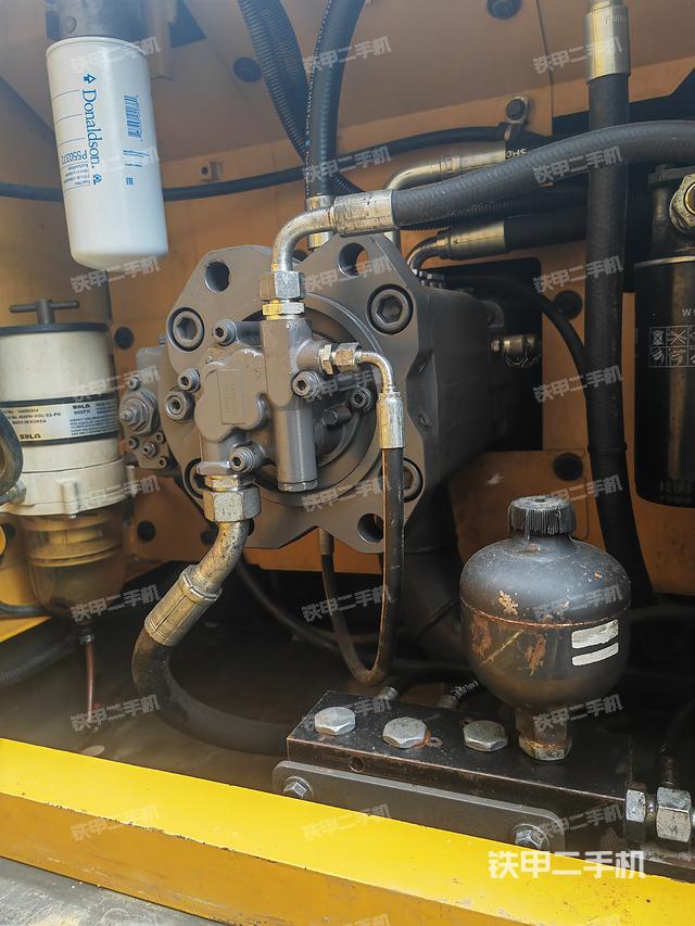 液压泵舱室正面整体（整机外观）