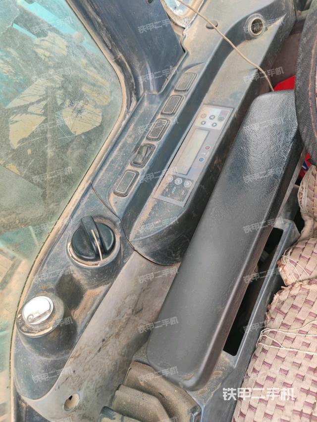 座椅右側(cè)控制臺/鑰匙門/油門/含右手柄(駕駛室部分) 座椅右側(cè)控制臺/鑰匙門/油門/含右手柄(駕駛室部分)