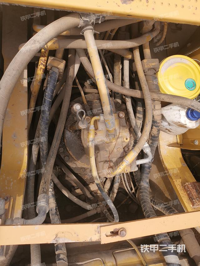 回转马达和主控阀（整机外观）