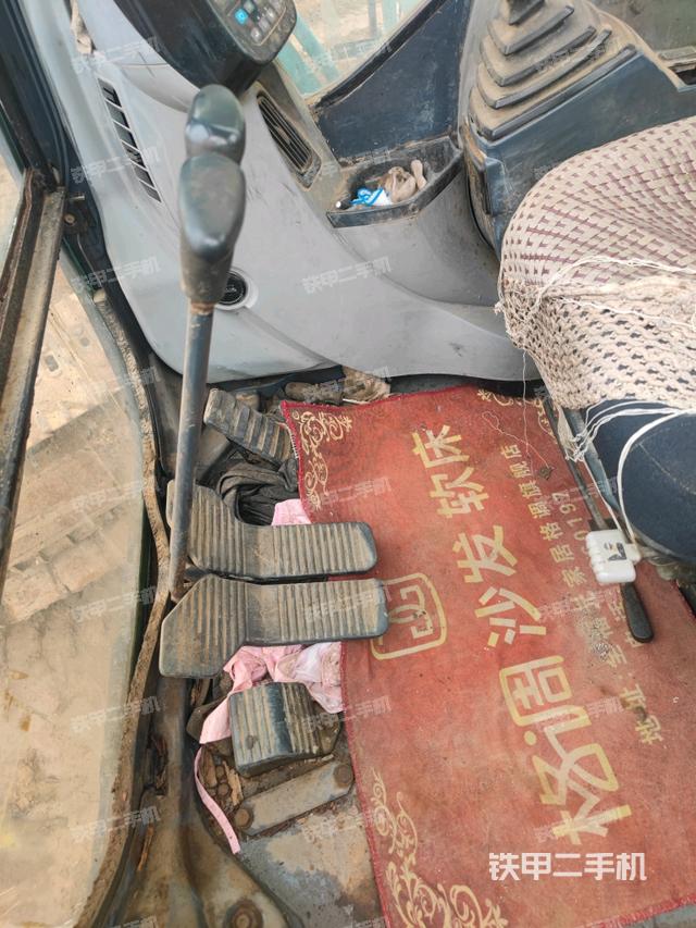 行走控制手柄和踏板?俯拍(駕駛室部分) 行走控制手柄和踏板?俯拍(駕駛室部分)