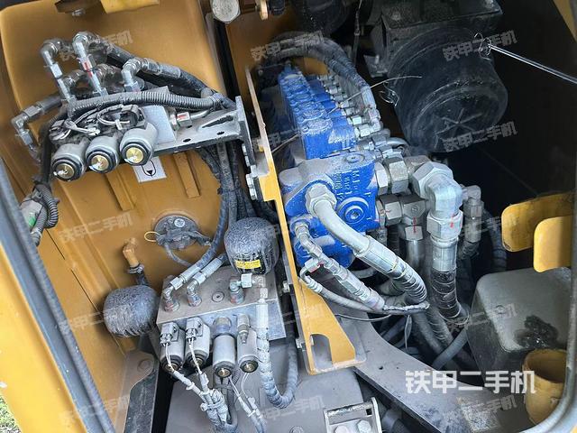 回转马达和主控阀（整机外观）