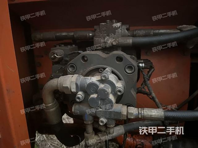 液压泵舱室正面整体（整机外观）