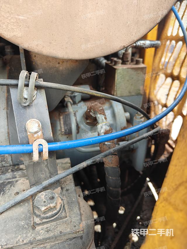 液压泵舱室正面整体（整机外观）