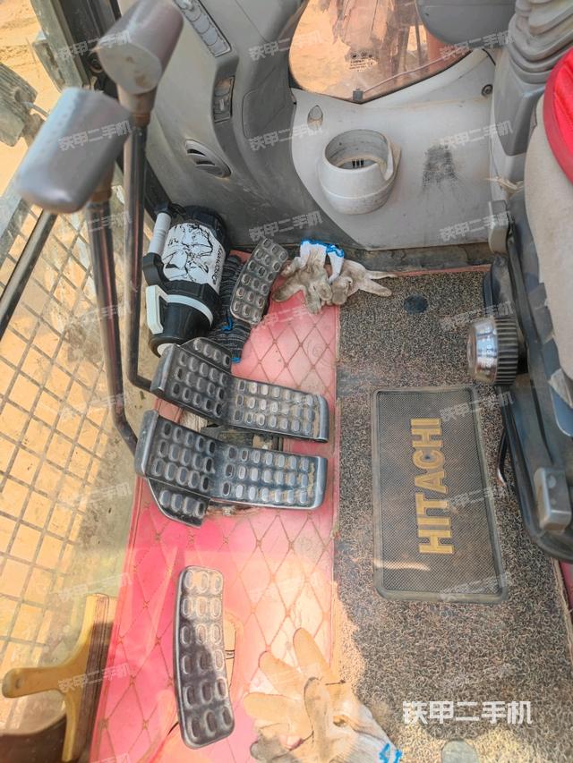 行走控制手柄和踏板?俯拍（駕駛室部分）