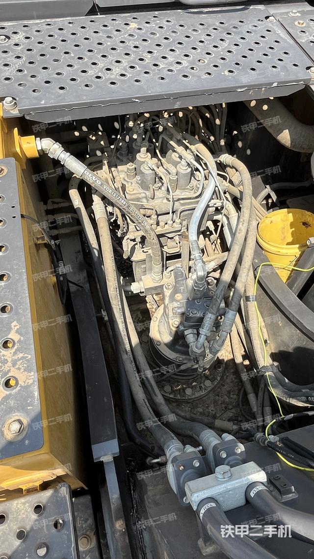 回转马达和主控阀（整机外观）