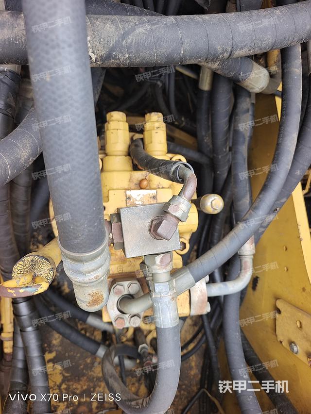 回转马达和主控阀（整机外观）