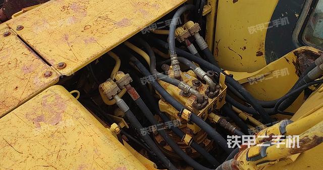 回转马达和主控阀（整机外观）