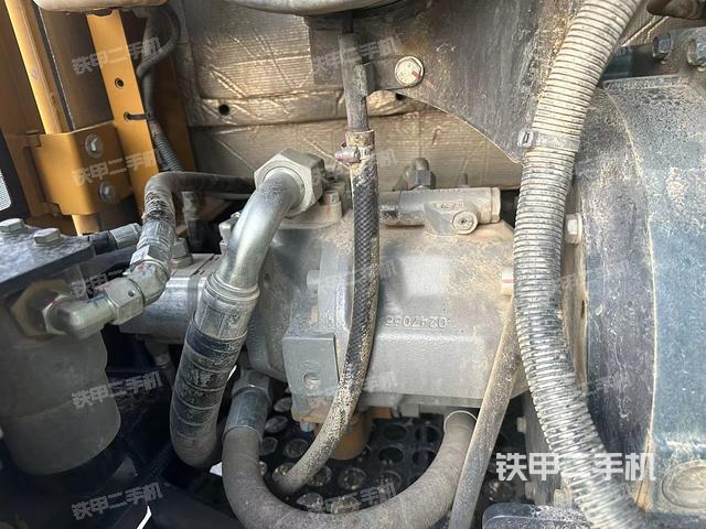 液压泵舱室正面整体（整机外观）