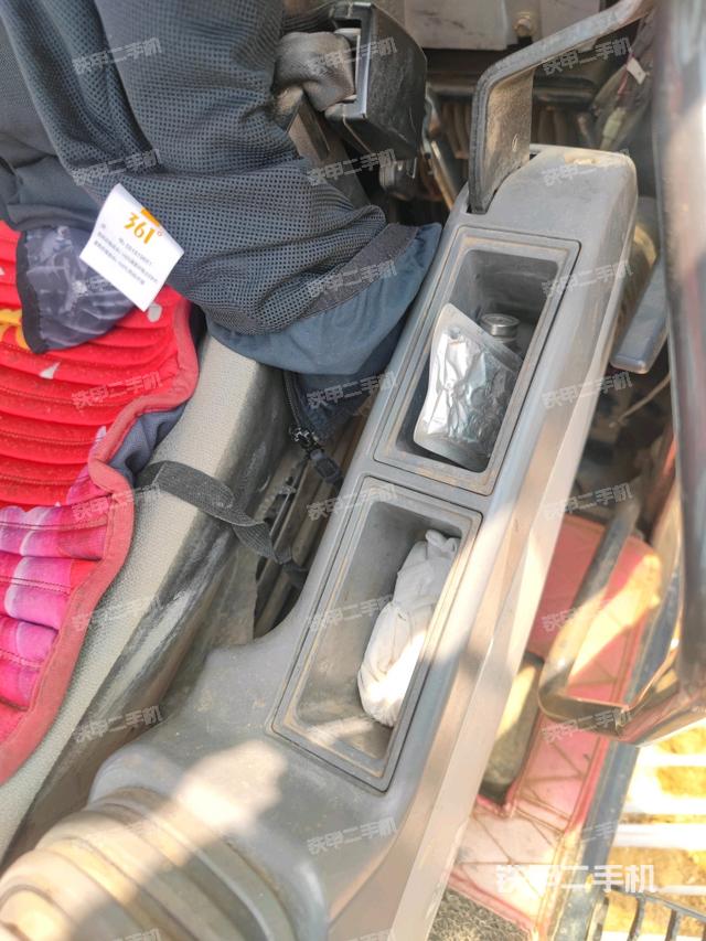 座椅右側(cè)控制臺(tái)/鑰匙門/油門/含右手柄（駕駛室部分）