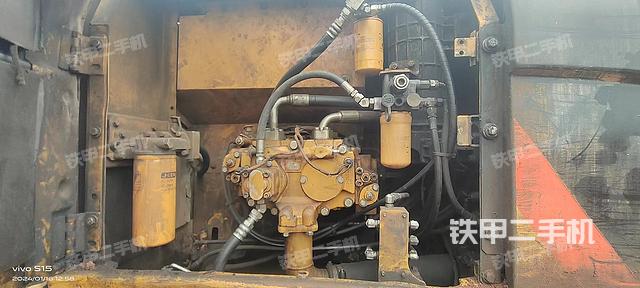 液压泵舱室正面整体（整机外观）