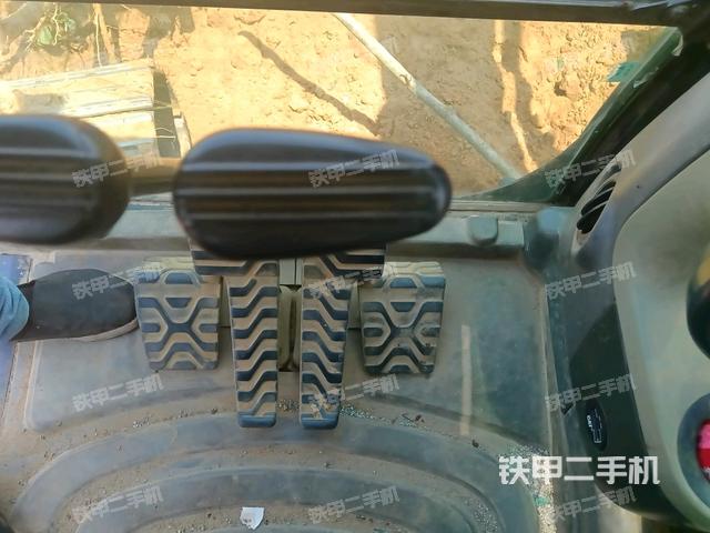 行走控制手柄和踏板?俯拍(駕駛室部分) 行走控制手柄和踏板?俯拍(駕駛室部分)