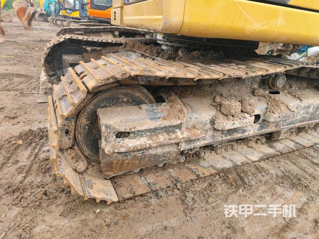 右側(cè)履帶整體(行走機構(gòu)) 右側(cè)履帶整體(行走機構(gòu))